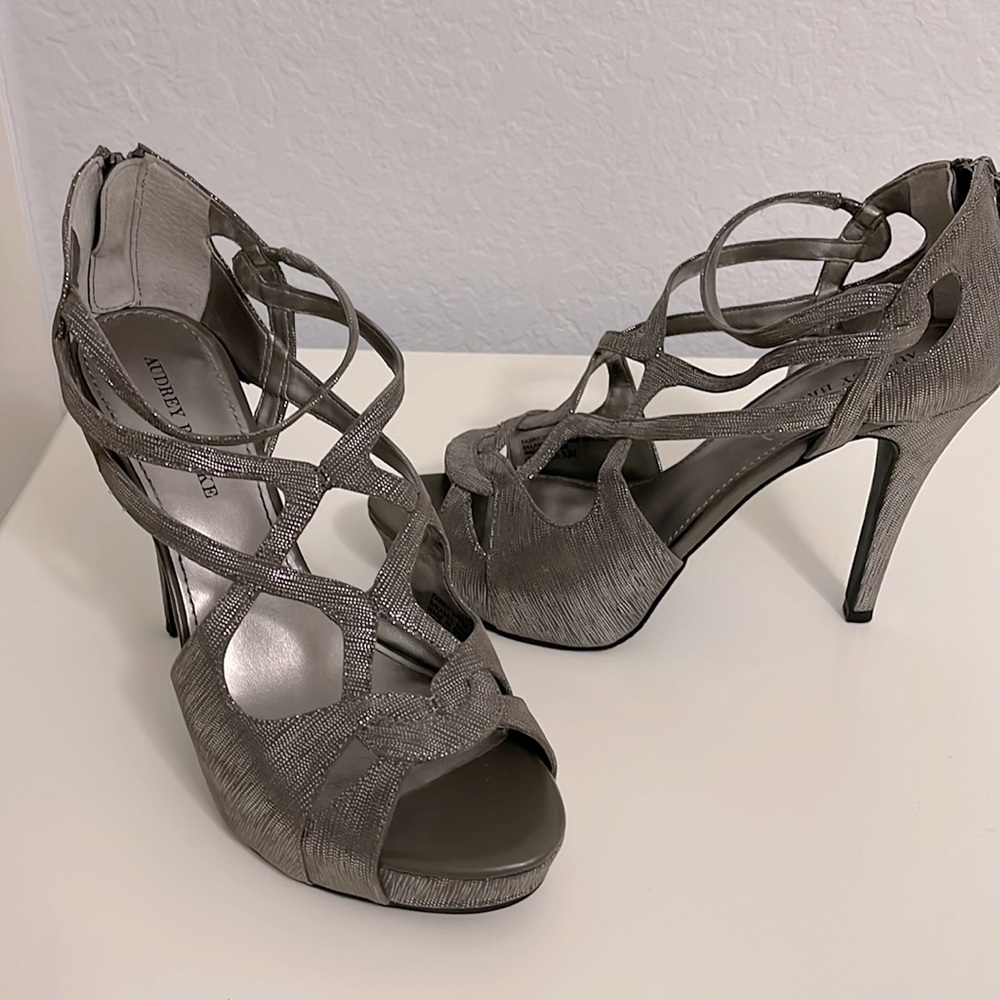 Beautiful gray heels w/a little glitter-4” heel-fits like 3” b/c of platform